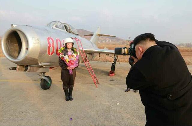金正恩视察空军部队 为朝鲜女飞行员“点赞”