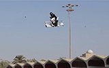 迪拜警方骑飞行摩托巡逻 离地5米