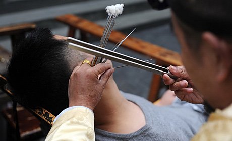 将客人的耳结取出以后,彭大军用钳夹敲打,用回声来让客人的耳朵感觉到