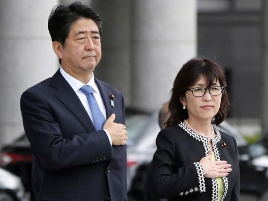 资料：9月12日，日本首相安倍晋三与防卫大臣稻田朋美检阅仪仗队。（图片来源：新华/美联）