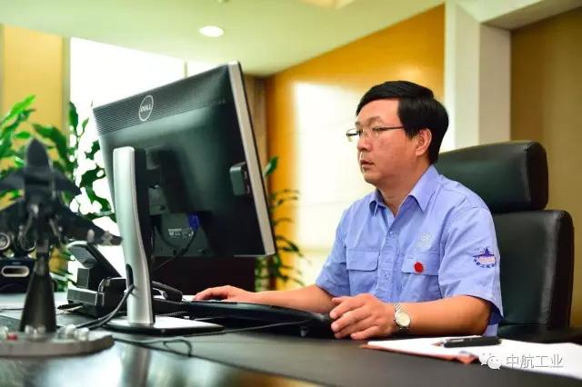 “枭龙”战机总设计师被巴基斯坦授予国家荣誉奖章