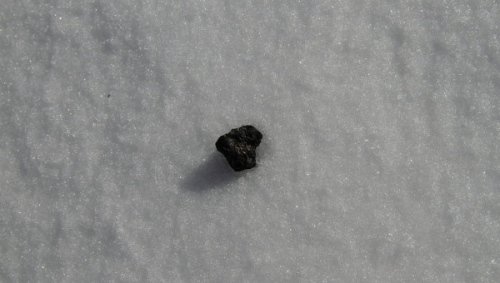 俄科学家发现陨石碎片 确认为普通球类陨星(图)