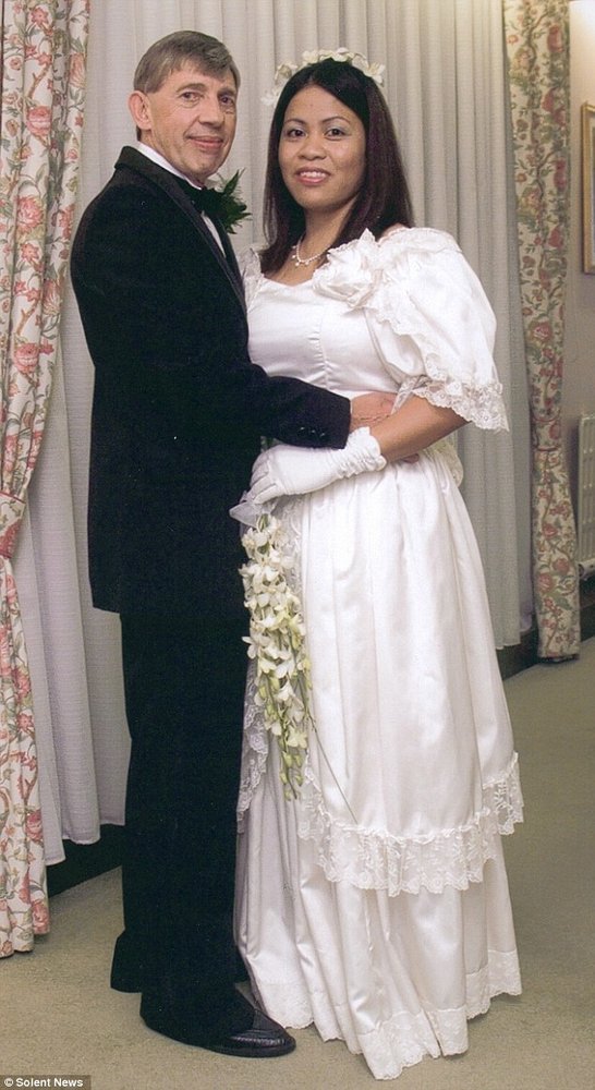 为寻真命天女 他成为英国结婚最多次的人 (组图)