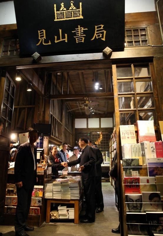 李克強(qiáng)夜訪成都寬窄巷 向外國人推銷青島啤酒
