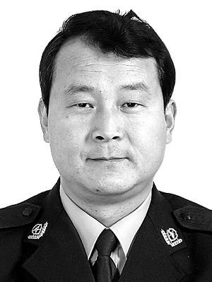 男,汉族,1968年3月生,中共党员,二级警督警衔,1989年7月参加公安工作