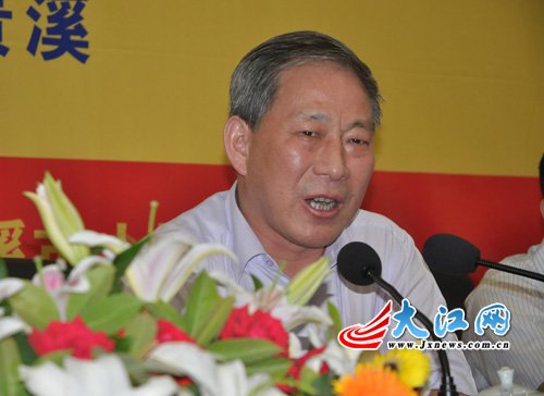 严介和发表主题演讲