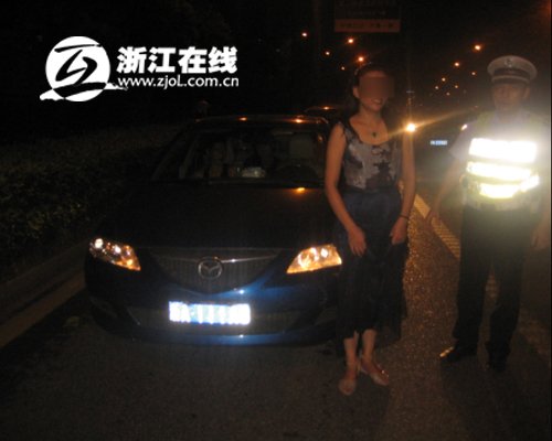 女子无证且酒后驾驶被拦 吞罚单打火机不服处