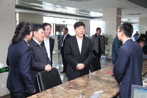 国家税务总局党组书记、局长王军（前排左四）到北京市西城区国税局办税服务厅看望基层税务干部职工。