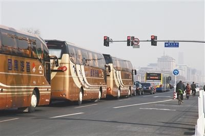 This year on March 3 afternoon, beijing, the bus motorcade that heads for people congress hall is in on the west red light awaits on Chang'an Street. Graph / CFP