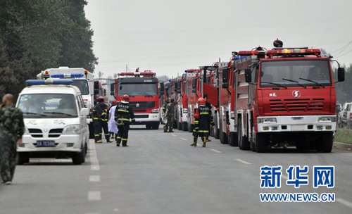 火灾现场的消防官兵在进行救援。新华社记者王昊飞摄
