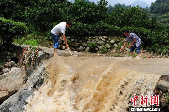 湖北秭归暴雨引发山洪 村干部紧急扛出老人