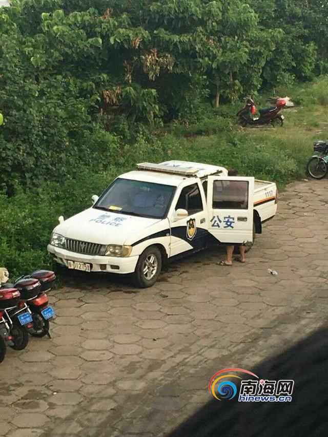 海南交警疑警车私用去江畔游泳 纪检已介入调查