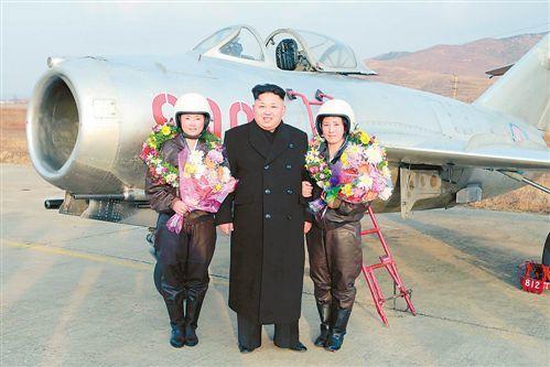 金正恩视察空军部队 为朝鲜女飞行员“点赞”