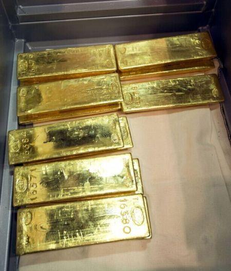 厄尔省埃夫勒市的3名工人在一所房屋施工时偶然发现大量金条和金币