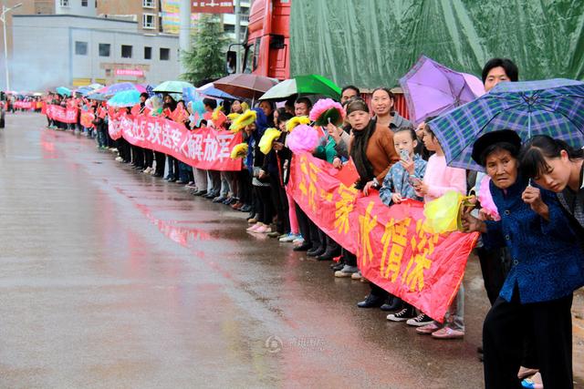 救援官兵撤离云南鲁甸地震灾区 上万群众冒雨