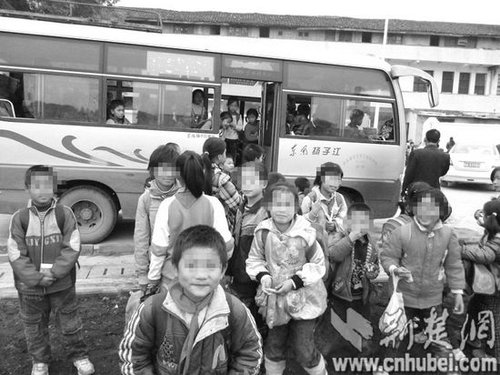 武汉一中心小学九座面包校车塞进25名小学生