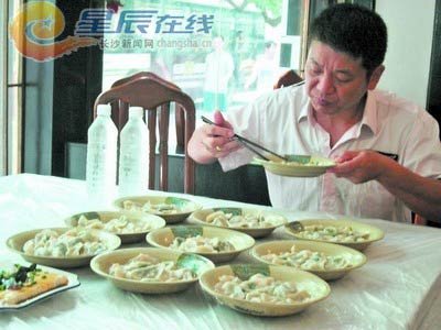 大胃王一餐吃148个饺子 以吃会友求伴侣(图)