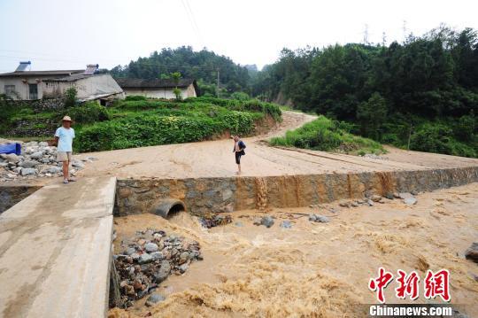 湖北秭归暴雨引发山洪村干部紧急扛出老人（图）