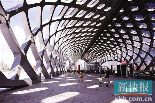 深圳大运足球场变身高尔夫练习场 市民质疑_