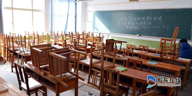 组图:<em>烟台大学</em>教室上演占座战 椅子书本粘桌