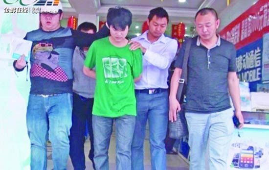 记者失恋后砍杀前女友12刀 逃跑后又折返补刀