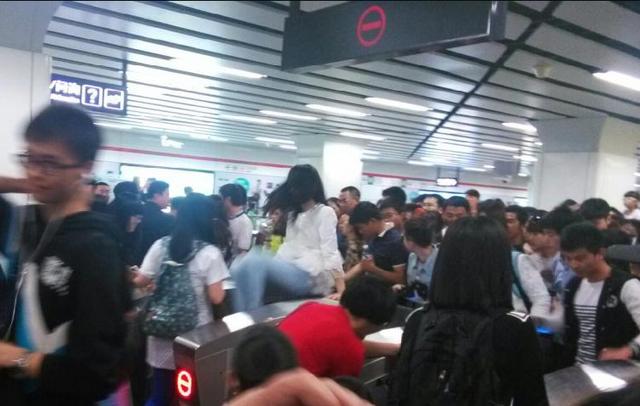 “五一”小长假首日迎客流高峰 各地景区爆棚 “五一”小长假首日迎客流高峰 各地景区爆棚