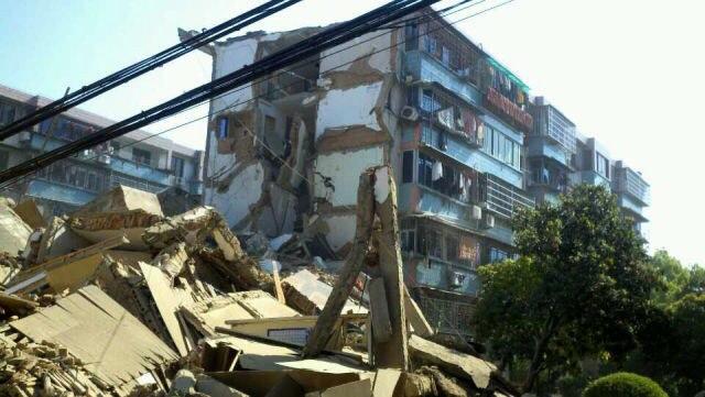 浙江奉化市一幢5层居民房倒塌 部分居民被埋