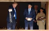 特朗普与安倍喂鱼 将整盒饲料往倒下遭吐槽