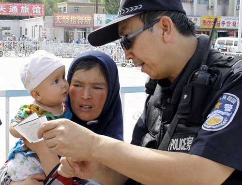 哈密铁路公安处民警为旅客解答疑问