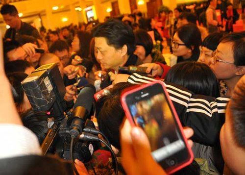 组图:崔永元遭遇记者围堵采访 艰难退场