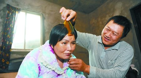 丈夫1183天唤醒植物人妻子 每天为其梳妆打扮