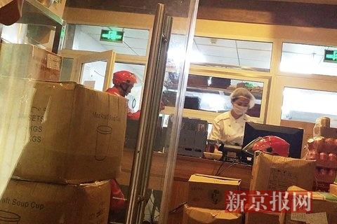 北京16家外卖餐厅卖过期菜品 且多家共用同一地址