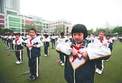 四川一小学2957名学生都是干部 开关灯设管理员