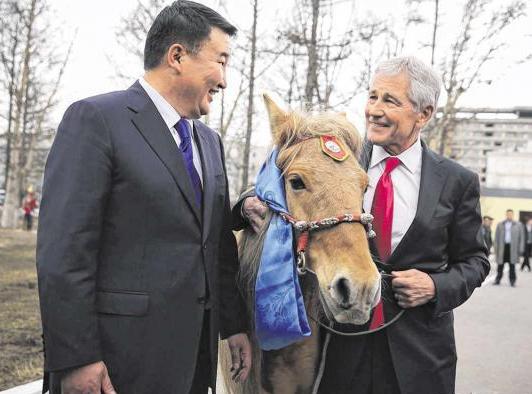 美国国防部长访蒙古国仅停留4小时 获赠黄骠马
