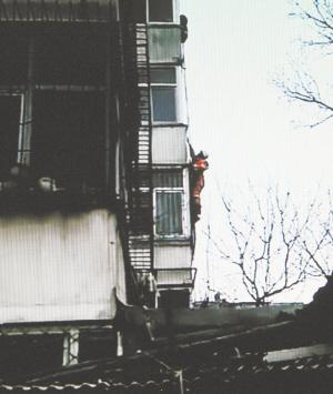 3岁女童单独反锁屋内 消防员爬一根绳进屋救人