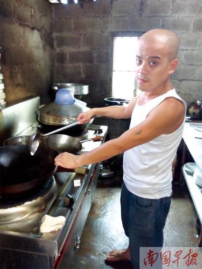 男子神似动漫人物光头强 是大厨非伐木工