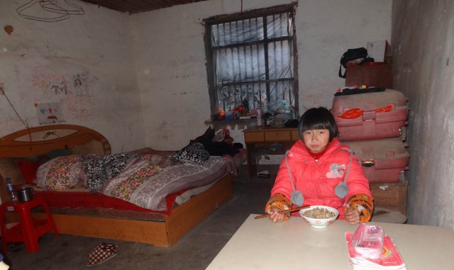 江西 9岁女孩 独自照顾病重 父亲  为 爸爸 做饭刷牙