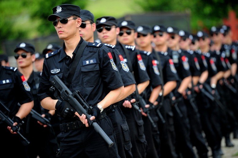 高清图:重庆特警装备精良 是打黑除恶利剑