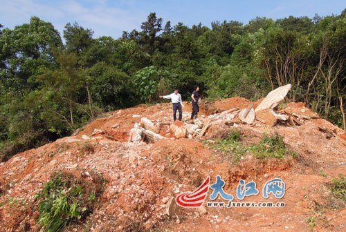 王家的4座坟墓全部被强拆