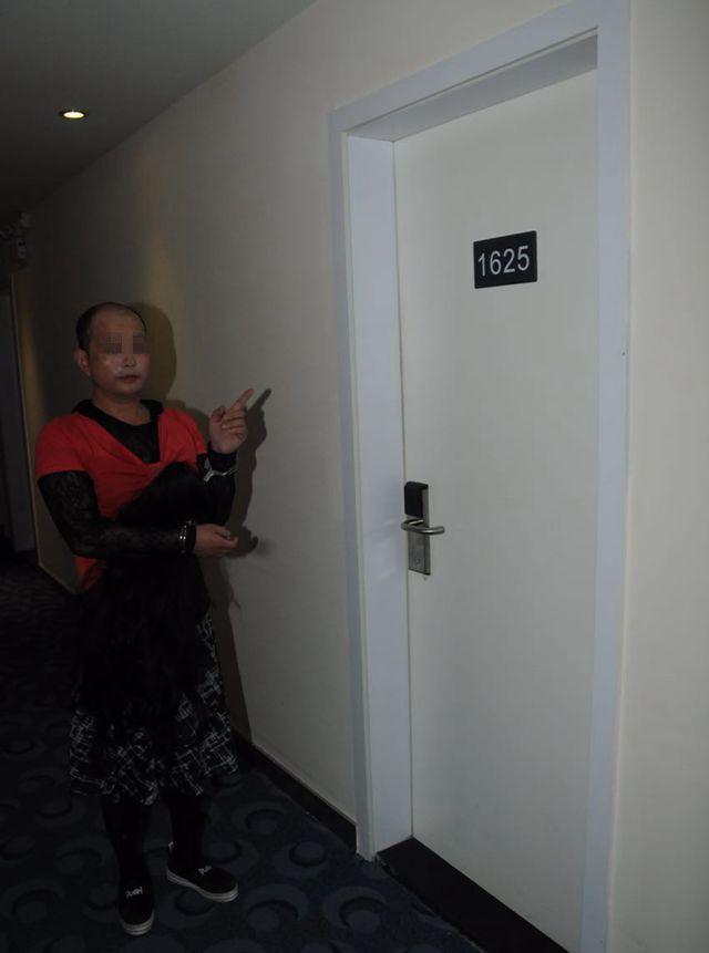 48岁大叔扮女装骗小鲜肉开房 以离婚少妇自居