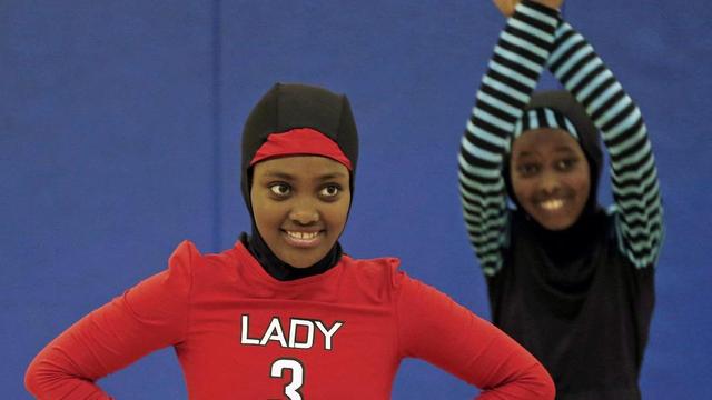 美国穆斯林女孩设计自带头巾篮球服