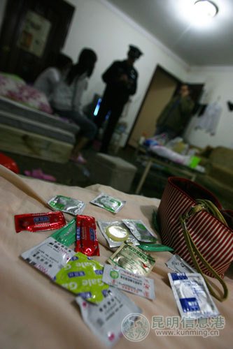 网帖称昆明警方扫黄逼站街女下跪引争议(图)