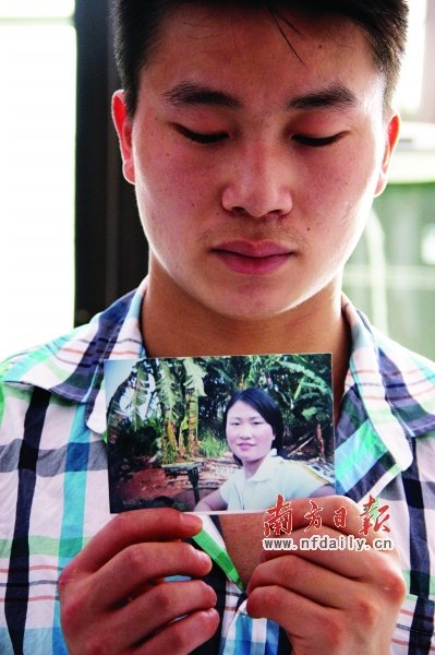 家属向记者出示死者聂某辉生前照片。