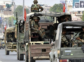 印度多地进入紧急状态 军队沿街巡逻