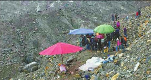 四川海螺沟景区道路塌陷致一名3岁童死亡