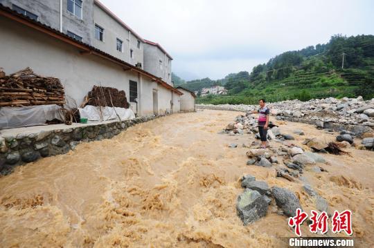 湖北秭归暴雨引发山洪 村干部紧急扛出老人