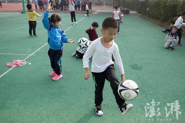 一年级小学生的繁忙周末 上7门兴趣班 (组图)