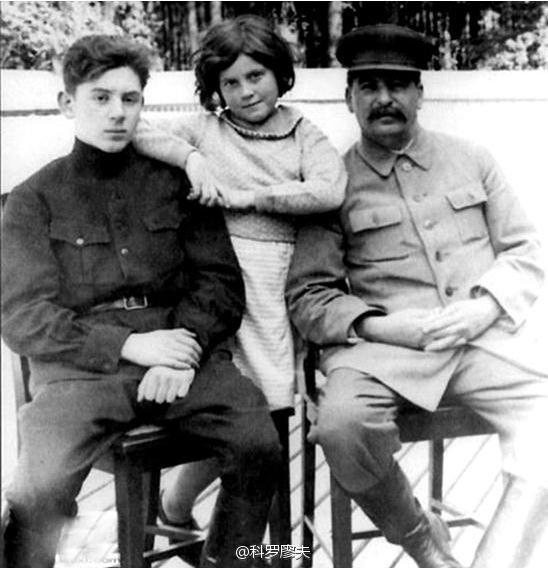 斯大林儿子瓦西里:27岁当上空军中将