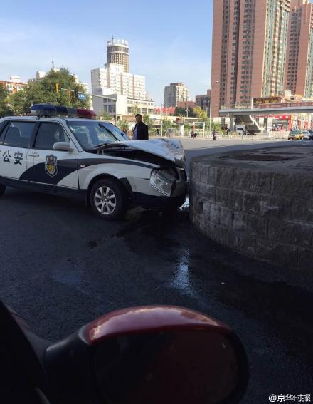 山西警车在北京不慎撞到隔离墩 一人嘴部出血