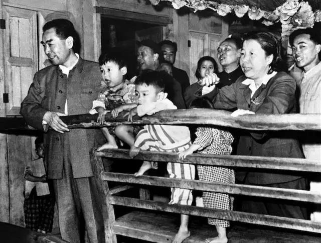 1960年,周恩来在海南岛华侨农场托儿所。摄影/侯波 1960年,周恩来在海南岛华侨农场托儿所。摄影/侯波
